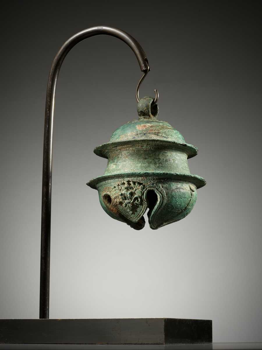 Lot 631 - A BRONZE ELEPHANT BELL, KHMER EMPIRE, ANGKOR