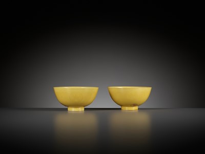 Lot 78 - AN EXCEEDINGLY RARE PAIR OF INCISED YELLOW-GLAZED ‘FLORAL MEDALLION’ BOWLS, KANGXI MARKS AND PERIOD