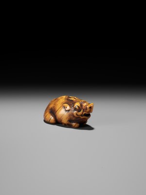 Lot 43 - A KYOTO SCHOOL IVORY NETSUKE OF A FRIGHTENED RECLINING BOAR, SIGNED TOMOTADA