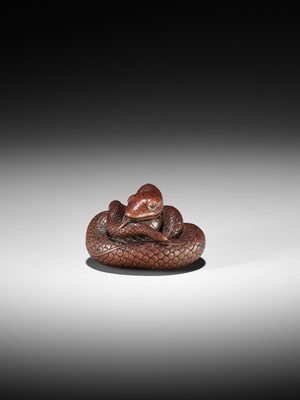 Lot 36 - AN EXCEPTIONAL AND LARGE WOOD NETSUKE OF A SNAKE, ATTRIBUTED TO OKATOMO