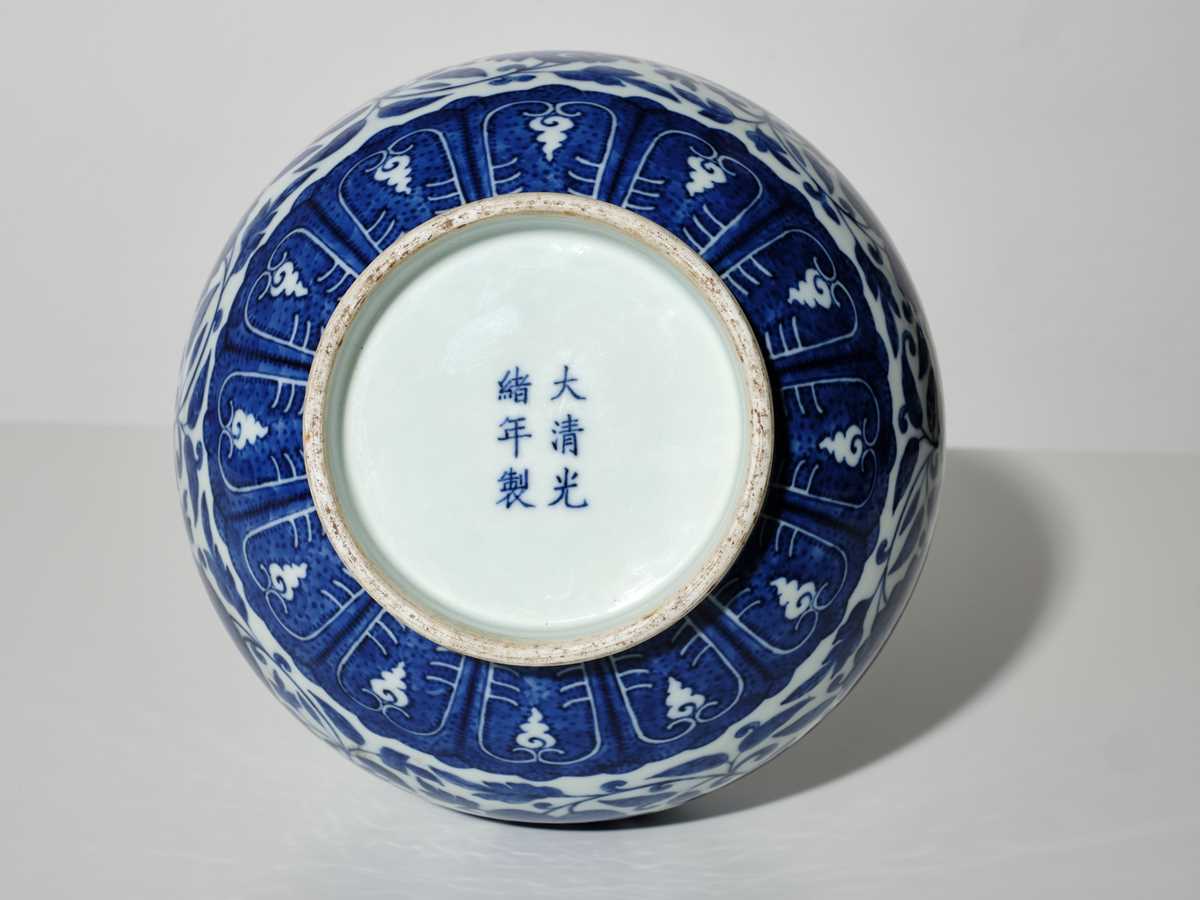 Lot 131 - A MING-STYLE BLUE AND WHITE BOTTLE VASE,