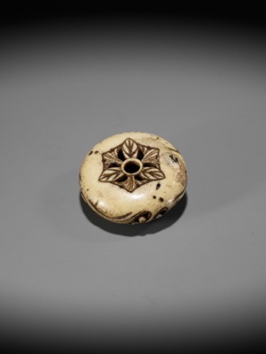 Lot 226 - A STAG ANTLER AND SHIBUICHI KAGAMIBUTA NETSUKE DEPICTING A GOOSE IN FLIGHT