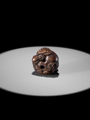 KUNIHIRO: A WOOD NETSUKE OF TWO WRESTLING SHISHI