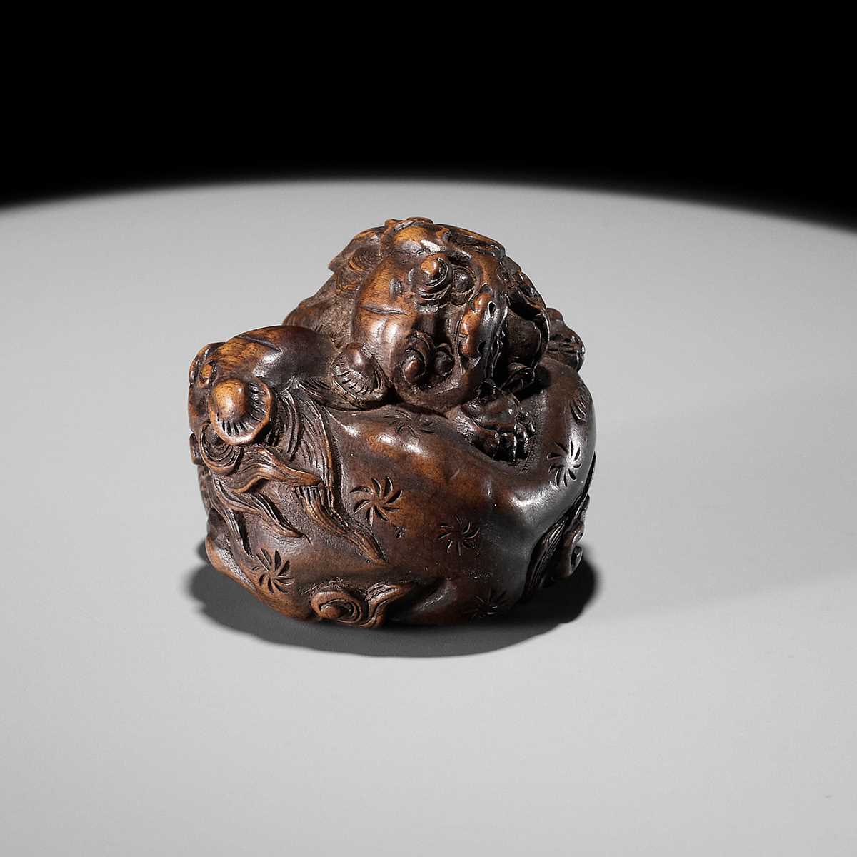 KUNIHIRO: A WOOD NETSUKE OF TWO WRESTLING SHISHI