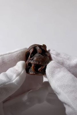 Lot 342 - SEIGYOKU: A WOOD NETSUKE OF THREE TURTLES IN A PYRAMID