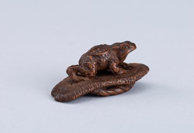 Lot 868 - A WOOD NETSUKE OF A TOAD ON SANDAL, EDO PERIOD