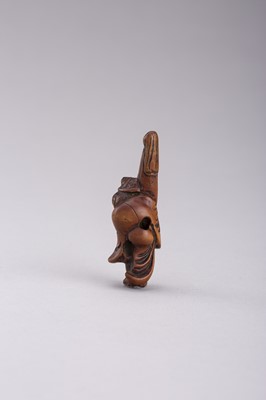 Lot 369 - A WOOD NETSUKE OF A SLEEPING TEMPLE SERVANT, EDO PERIOD