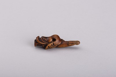Lot 369 - A WOOD NETSUKE OF A SLEEPING TEMPLE SERVANT, EDO PERIOD