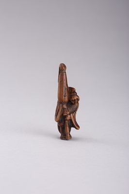 Lot 369 - A WOOD NETSUKE OF A SLEEPING TEMPLE SERVANT, EDO PERIOD