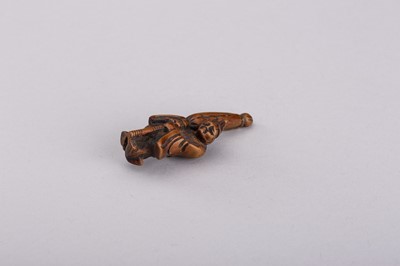 Lot 369 - A WOOD NETSUKE OF A SLEEPING TEMPLE SERVANT, EDO PERIOD