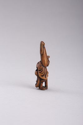 Lot 369 - A WOOD NETSUKE OF A SLEEPING TEMPLE SERVANT, EDO PERIOD