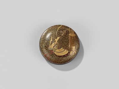 Lot 19 - A FINE LACQUER KOGO (INCENSE BOX) AND COVER WITH KABUTO AND BAMBOO HANAKAGO