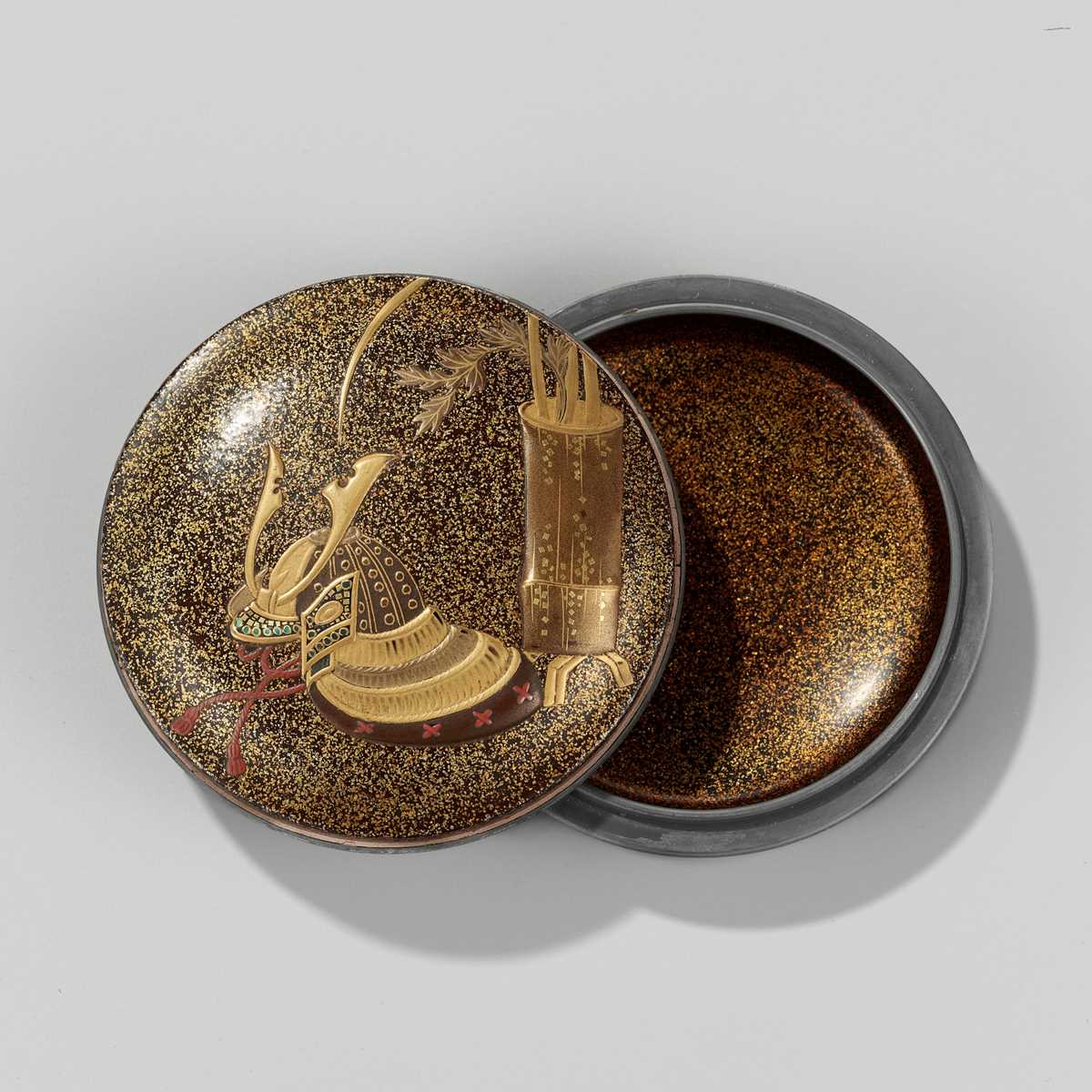 Lot 19 - A FINE LACQUER KOGO (INCENSE BOX) AND COVER WITH KABUTO AND BAMBOO HANAKAGO