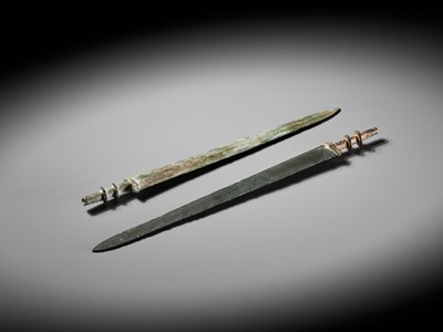 Lot 601 - A SET OF BRONZE SWORDS, EASTERN ZHOU TO EARLY HAN DYNASTY