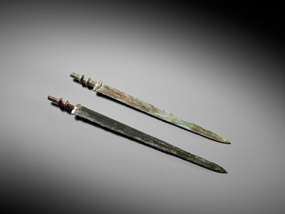 Lot 601 - A SET OF BRONZE SWORDS, EASTERN ZHOU TO EARLY HAN DYNASTY