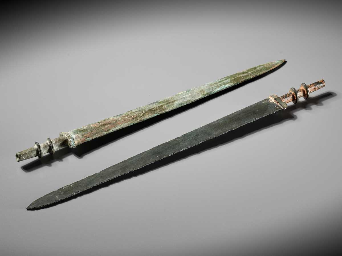 Lot 601 - A SET OF BRONZE SWORDS, EASTERN ZHOU TO EARLY HAN DYNASTY