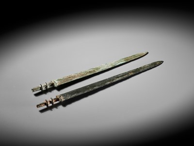 Lot 601 - A SET OF BRONZE SWORDS, EASTERN ZHOU TO EARLY HAN DYNASTY