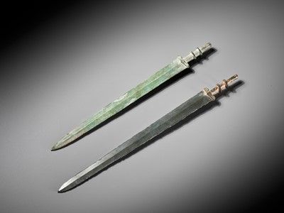 Lot 601 - A SET OF BRONZE SWORDS, EASTERN ZHOU TO EARLY HAN DYNASTY