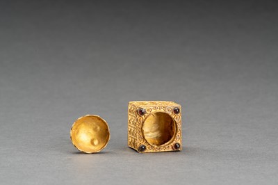Lot 550 - A BURMESE STUPA-SHAPED GOLD BOX INSET WITH RUBIES