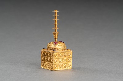 Lot 550 - A BURMESE STUPA-SHAPED GOLD BOX INSET WITH RUBIES
