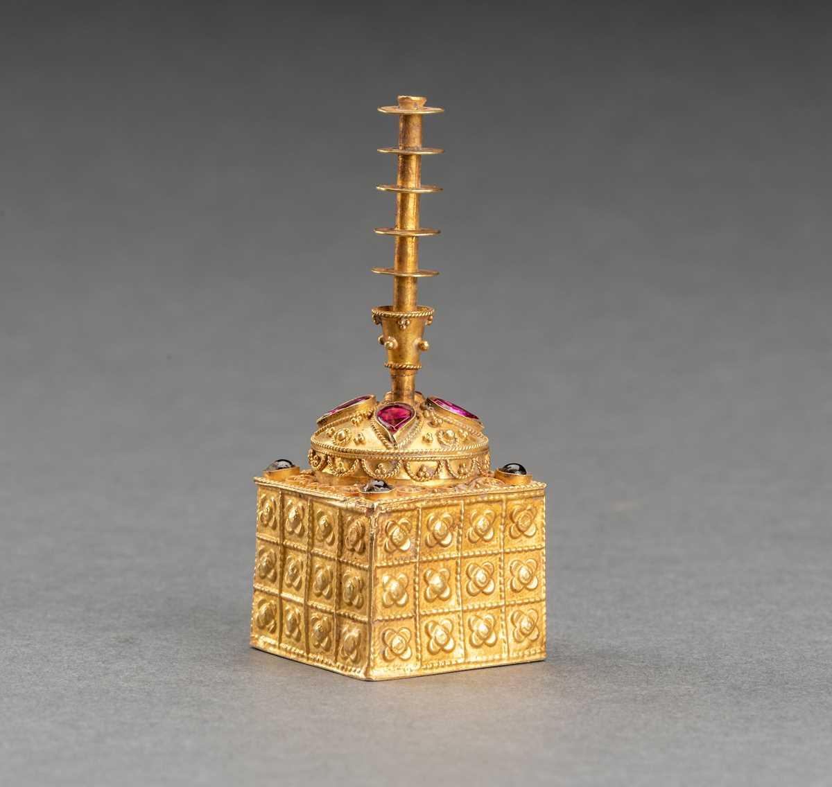 Lot 550 - A BURMESE STUPA-SHAPED GOLD BOX INSET WITH RUBIES