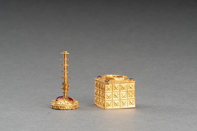 Lot 550 - A BURMESE STUPA-SHAPED GOLD BOX INSET WITH RUBIES