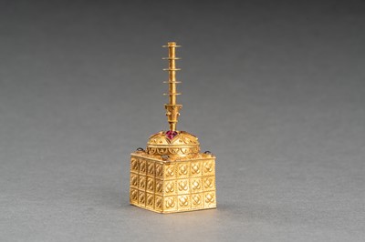 Lot 550 - A BURMESE STUPA-SHAPED GOLD BOX INSET WITH RUBIES