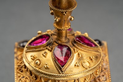 Lot 550 - A BURMESE STUPA-SHAPED GOLD BOX INSET WITH RUBIES