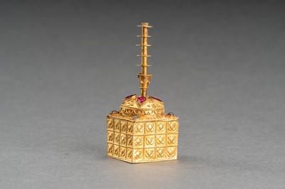 Lot 550 - A BURMESE STUPA-SHAPED GOLD BOX INSET WITH RUBIES
