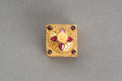 Lot 550 - A BURMESE STUPA-SHAPED GOLD BOX INSET WITH RUBIES