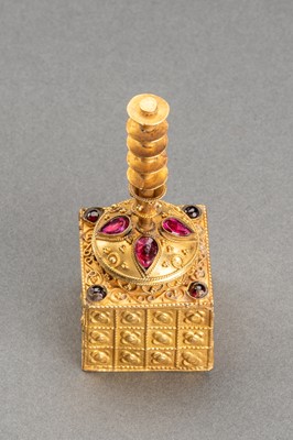 Lot 550 - A BURMESE STUPA-SHAPED GOLD BOX INSET WITH RUBIES