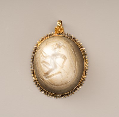 Lot 629 - A FINE GOLD PENDANT SET WITH A GANDHARAN INTAGLIO