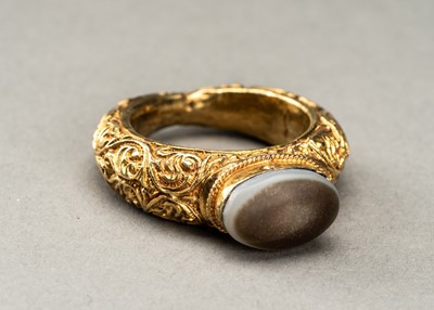 Lot 632 - AN AGATE BUDDHA EYE SET GOLD RING