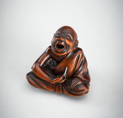 Lot 863 - A WOOD NETSUKE OF A PROFESSIONAL SNEEZER, MEIJI