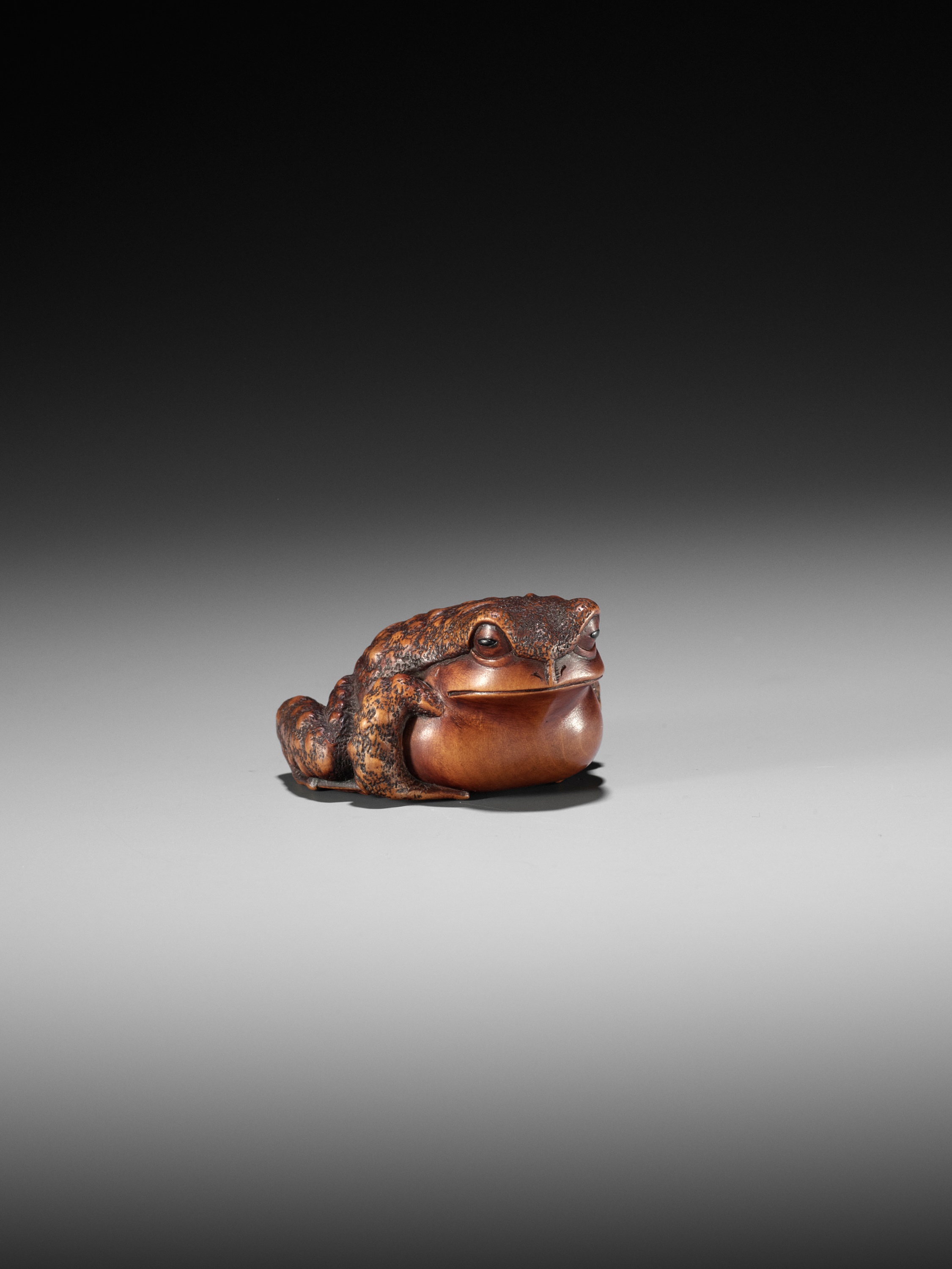 激安大特価！ Lot 128 - MASANAO: A WOOD NETSUKE OF A CROUCHING TOAD デュエルマスターズ