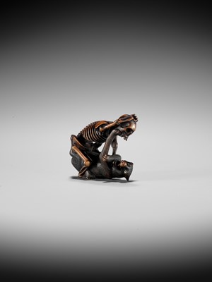 Lot 347 - A FINE WOOD NETSUKE OF A WOLF AND SKELETON, ATTRIBUTED TO SHOKO