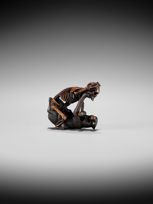 Lot 347 - A FINE WOOD NETSUKE OF A WOLF AND SKELETON, ATTRIBUTED TO SHOKO