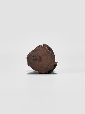 Lot 895 - MITSUNOBU: A WOOD NETSUKE OF AN EAGLE ON A ROCK, EDO PERIOD