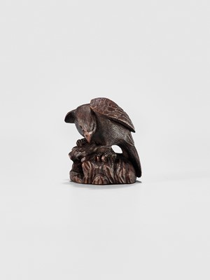 Lot 895 - MITSUNOBU: A WOOD NETSUKE OF AN EAGLE ON A ROCK, EDO PERIOD