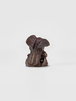 Lot 895 - MITSUNOBU: A WOOD NETSUKE OF AN EAGLE ON A ROCK, EDO PERIOD