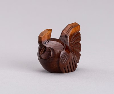 Lot 797 - A SIGNED ITTOBORI WOOD NETSUKE OF A COCKEREL