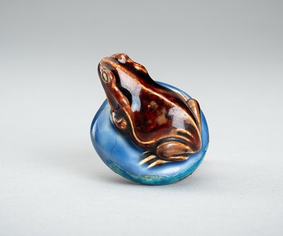 Lot 804 - A HIRADO PORCELAIN NETSUKE OF A FROG ON A MUSHROOM, 19th CENTURY