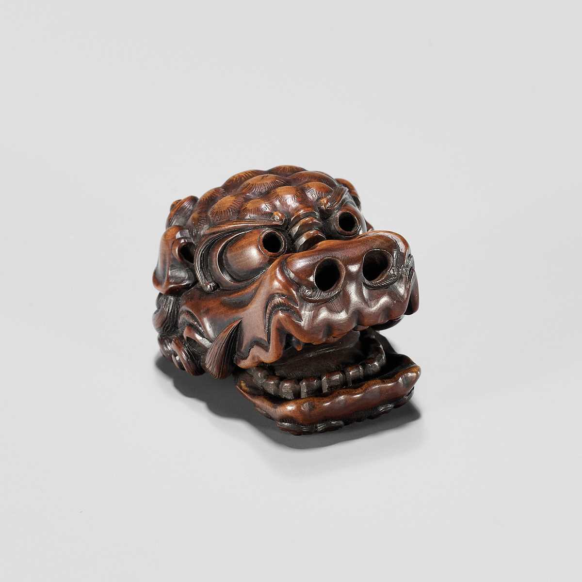 Lot 433 - A WOOD NETSUKE OF A SHISHI MASK WITH MOVABLE JAW