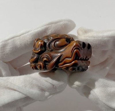 Lot 433 - A WOOD NETSUKE OF A SHISHI MASK WITH MOVABLE JAW