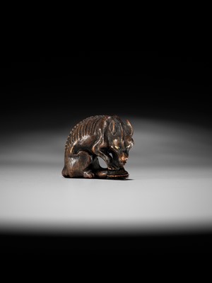 Lot 52 - A SUPERB TOYOMASA SCHOOL WOOD NETSUKE OF AN EMACIATED WOLF WITH TORTOISE