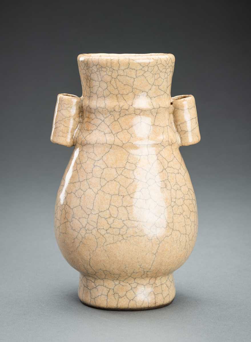 Lot 339 - A SONG STYLE CRACKLE GLAZE PORCELAIN VASE, HU, c. 1920s