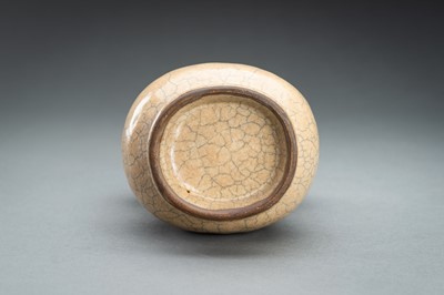 Lot 339 - A SONG STYLE CRACKLE GLAZE PORCELAIN VASE, HU, c. 1920s