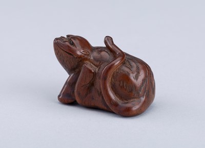 Lot 702 - A WOOD NETSUKE OF A TIGER, 19th CENTURY