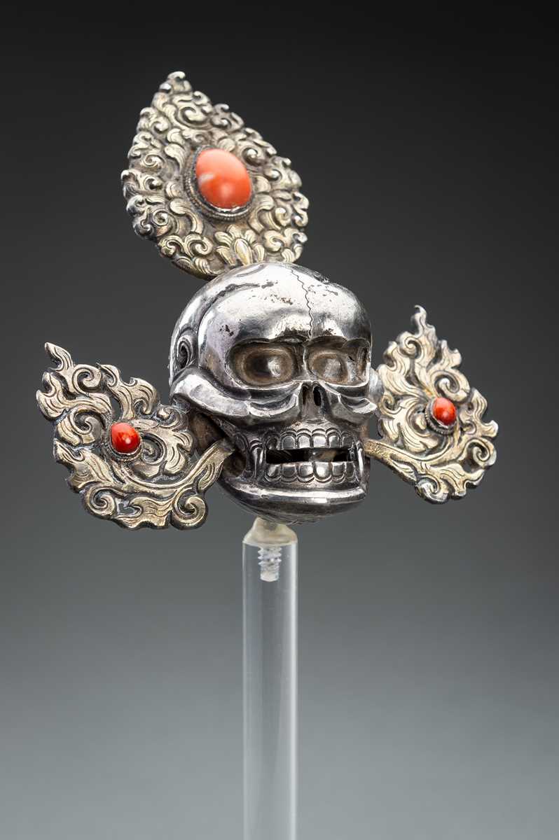 Lot 199 - A PARCEL-GILT SILVER SKULL, PART OF AN