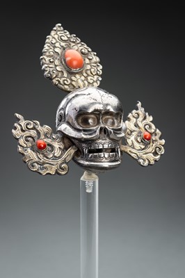 Lot 199 - A PARCEL-GILT SILVER SKULL, PART OF AN ORACLE’S CROWN